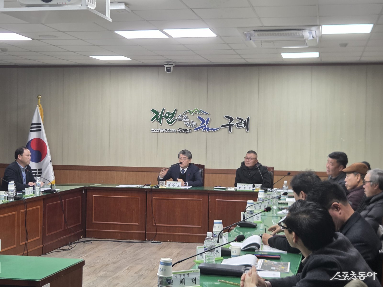 김순호 구례군수가 지난 23일 군청 상황실에서 제27회 구례산수유꽃축제 기본계획 보고회에서 회의를 진행하고 있다. 사진｜구례군