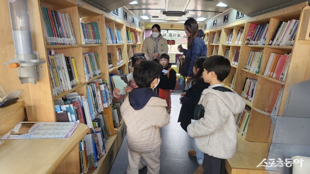 새마을문고여수시지부가 화정면 낭도에서 이동도서관 도서대출 서비스를 하고 있다. 사진｜여수시새마을회