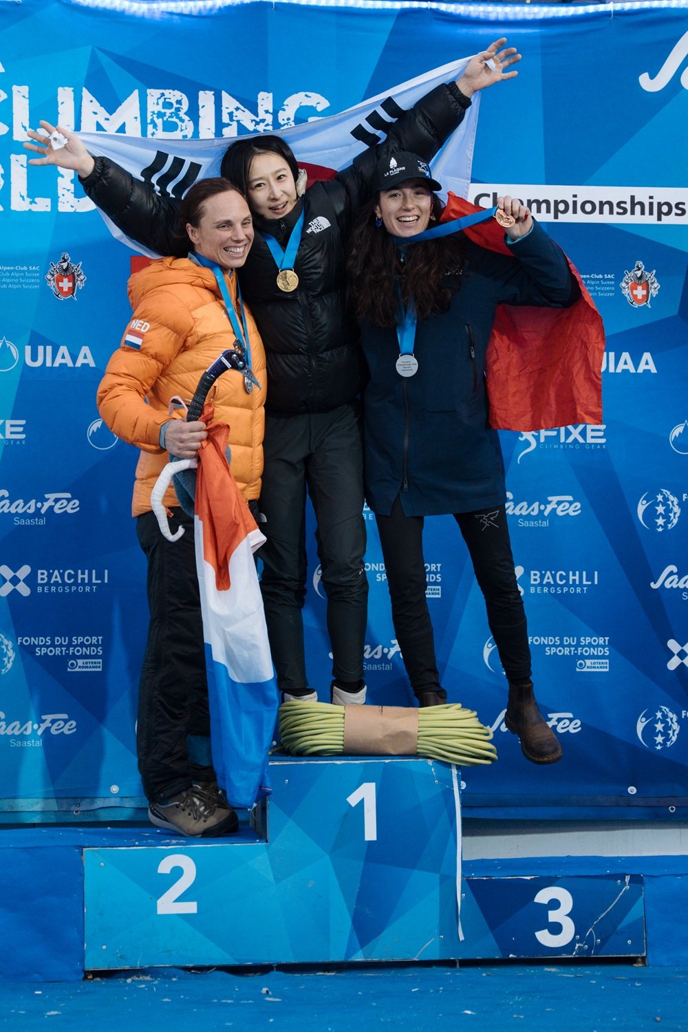 ‘2026 사스페 아이스클라이밍 월드컵’ 여자 리드 부문에서 우승한 노스페이스 애슬리트팀 신운선(가운데)이 시상식에서 기념 촬영을 하고 있다.            사진제공 ｜ 노스페이스