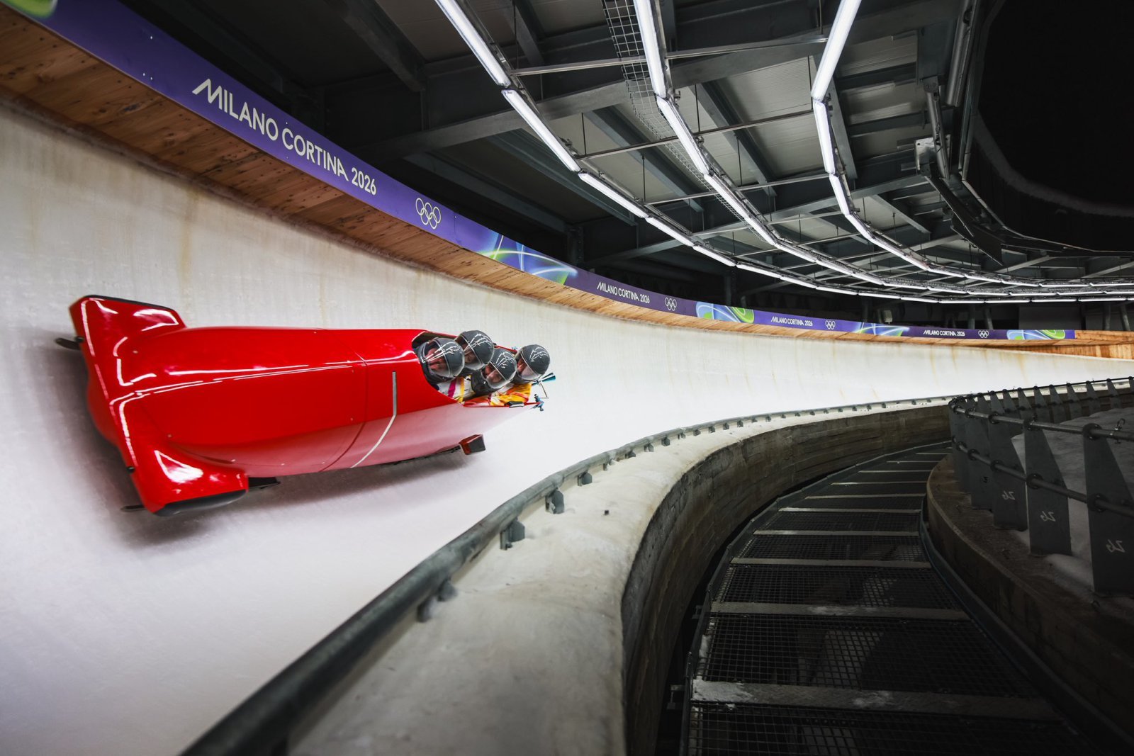 봅슬레이 썰매에 탄 올림픽 성화 봉송 주자가 26일(현지시간) 코르티나 슬라이딩 센터에서 선수들과 코스를 주행하고 있다. 사진출처｜2026밀라노·코르티나담페초동계올림픽 조직위원회 트위터 캡처