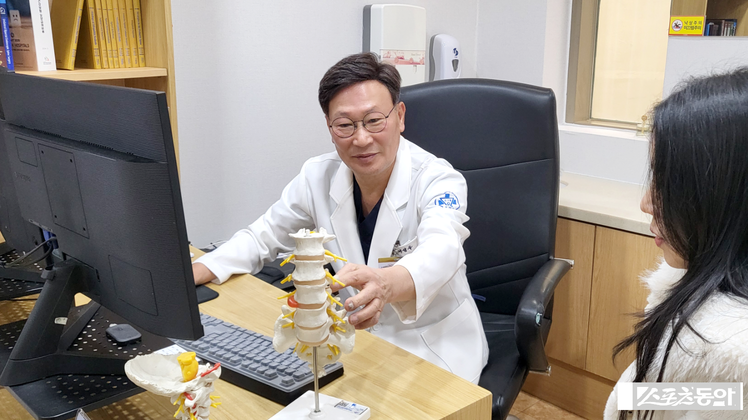 척추센터 서성우 센터장님 외래 사진. (사진제공=온병원)