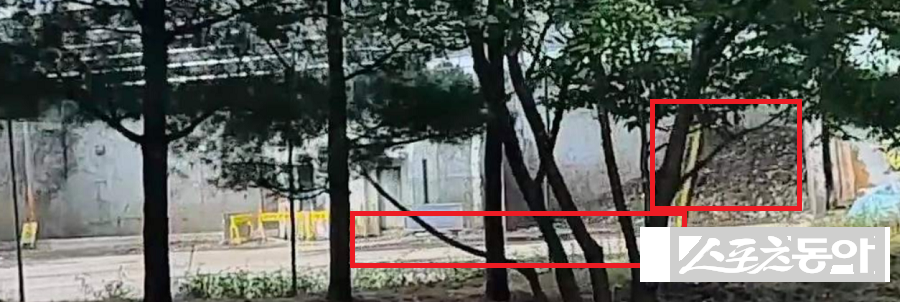 수원시 소유 토지에 조성된 수원시 자원순환센터 부지가 환경영향평가 당시 협의된 도면과 현재 건축물 현황, 실제 현장이 서로 일치하지 않는다는 의혹이 제기돼 논란이 확산되고 있다(폐기물 야적). 사진제공｜공익 제보자