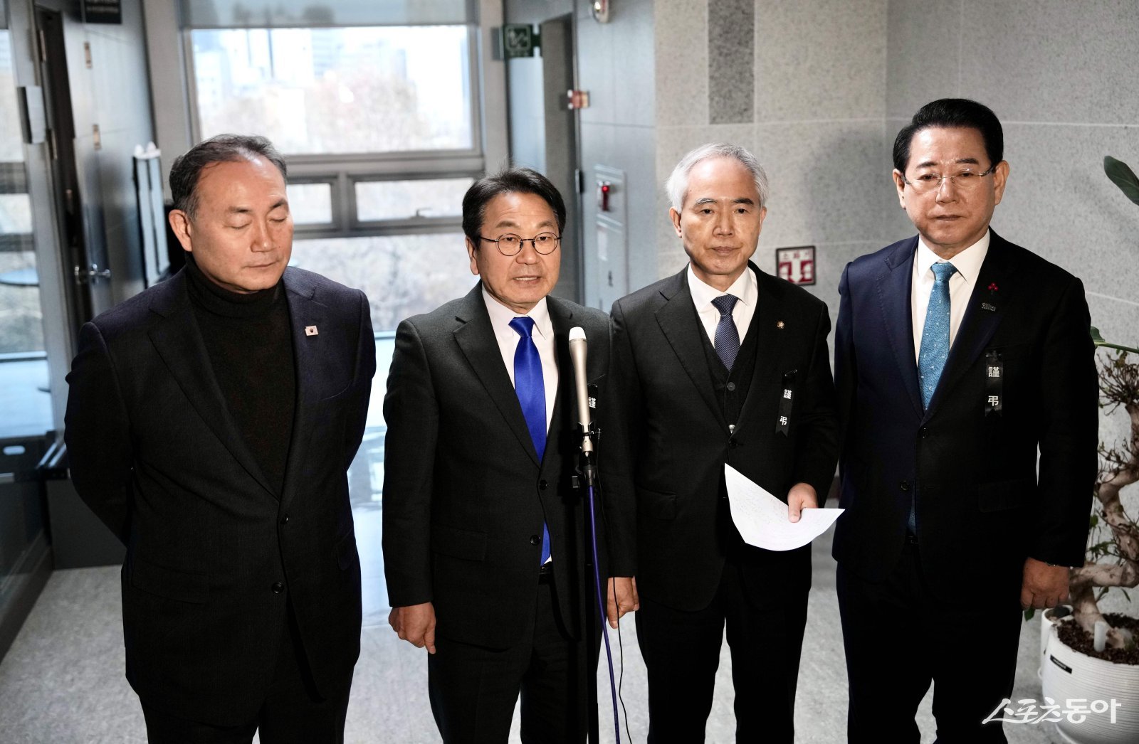 강기정 광주광역시장이 27일 국회의원회관에서 열린 ‘광주전남 통합 특별법 검토 시도지사-국회의원 4차 조찬간담회’를 마치고 특별시 명칭과 주소지에 대한 결정사항을 발표하고 있다. 사진 좌쪽부터 김원이 민주당 전남도당 위원장, 강기정 광주시장, 양부남 민주당 광주시당 위원장, 김영록 전남도지사. 사진제공=광주광역시