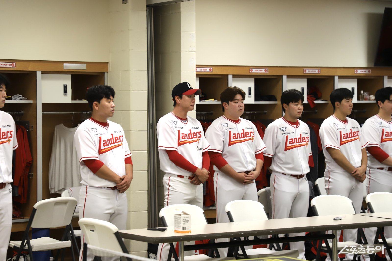 SSG 김광현(왼쪽 3번째)이 25일(현지시간) 미국 플로리다주 베로비치에 위치한 재키 로빈슨 트레이닝 콤플렉스에서 캠프 공식 훈련에 앞서 진행된 선수단 미팅에 참여하고 있는 모습. 사진제공｜SSG 랜더스