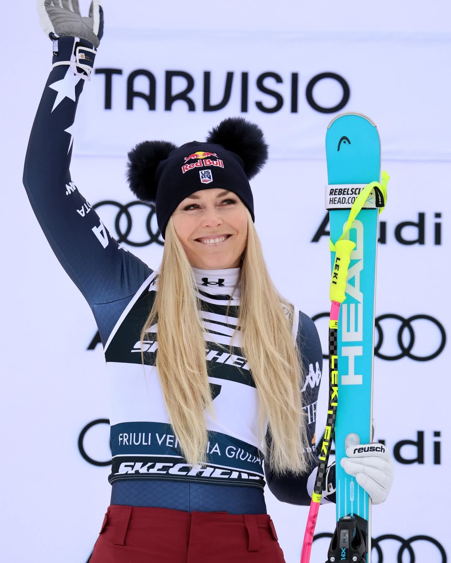 린지 본이 최근 이탈리아 타르비시오에서 열린 FIS 알파인 월드컵 경기를 마친 뒤 환호하는 팬들에게 활짝 웃으며 인사하고 있다. 사진출처｜린지 본 페이스북