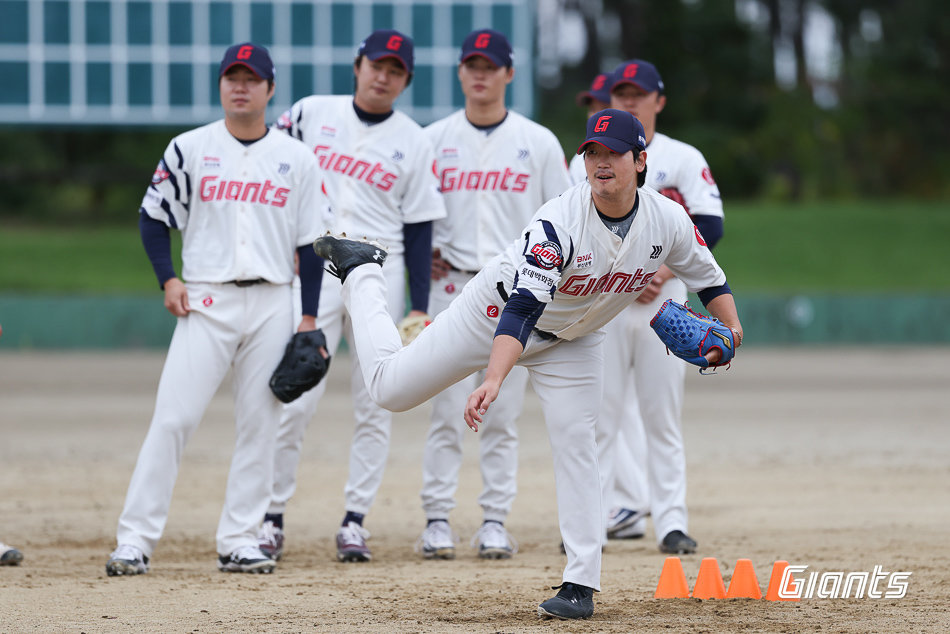 주축 불펜투수들 없이 스프링캠프를 시작한 롯데가 새 얼굴을 찾아낼지 관심이 쏠린다. 최이준이 지난해 11월 일본 미야자키에서 열린 마무리캠프 도중 수비 훈련을 소화하고 있다. 사진제공｜롯데 자이언츠