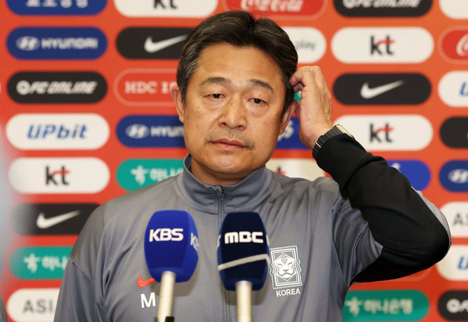 U-23 아시안컵 4위에 그친 이민성 U-23 축구대표팀 감독이 25일 인천국제공항으로 귀국한 뒤 어두운 표정으로 정면을 응시하고 있다. 인천국제공항｜뉴시스