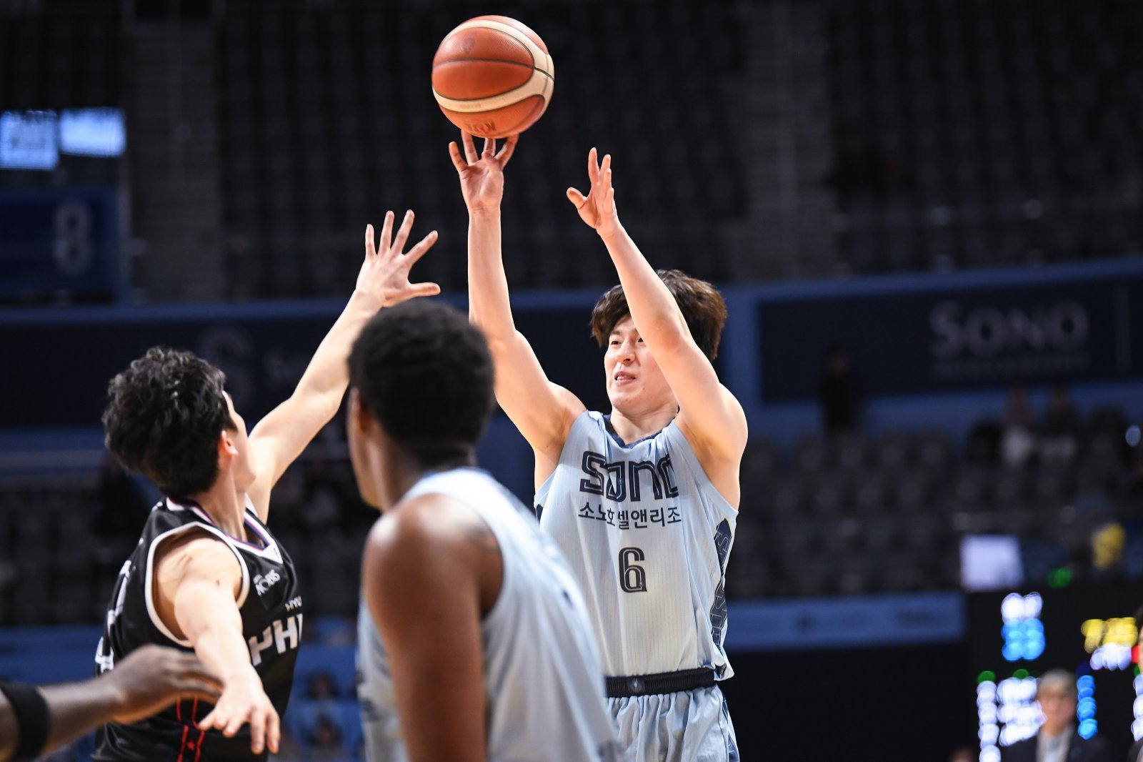 소노 이정현(6번)이 27일 고양서 열린 현대모비스와 홈경기서 상대 수비를 피해 슛을 시도하고 있다. 그는 23점·6리바운드로 활약하며 단독 7위 도약에 힘을 보탰다. 사진제공｜KBL