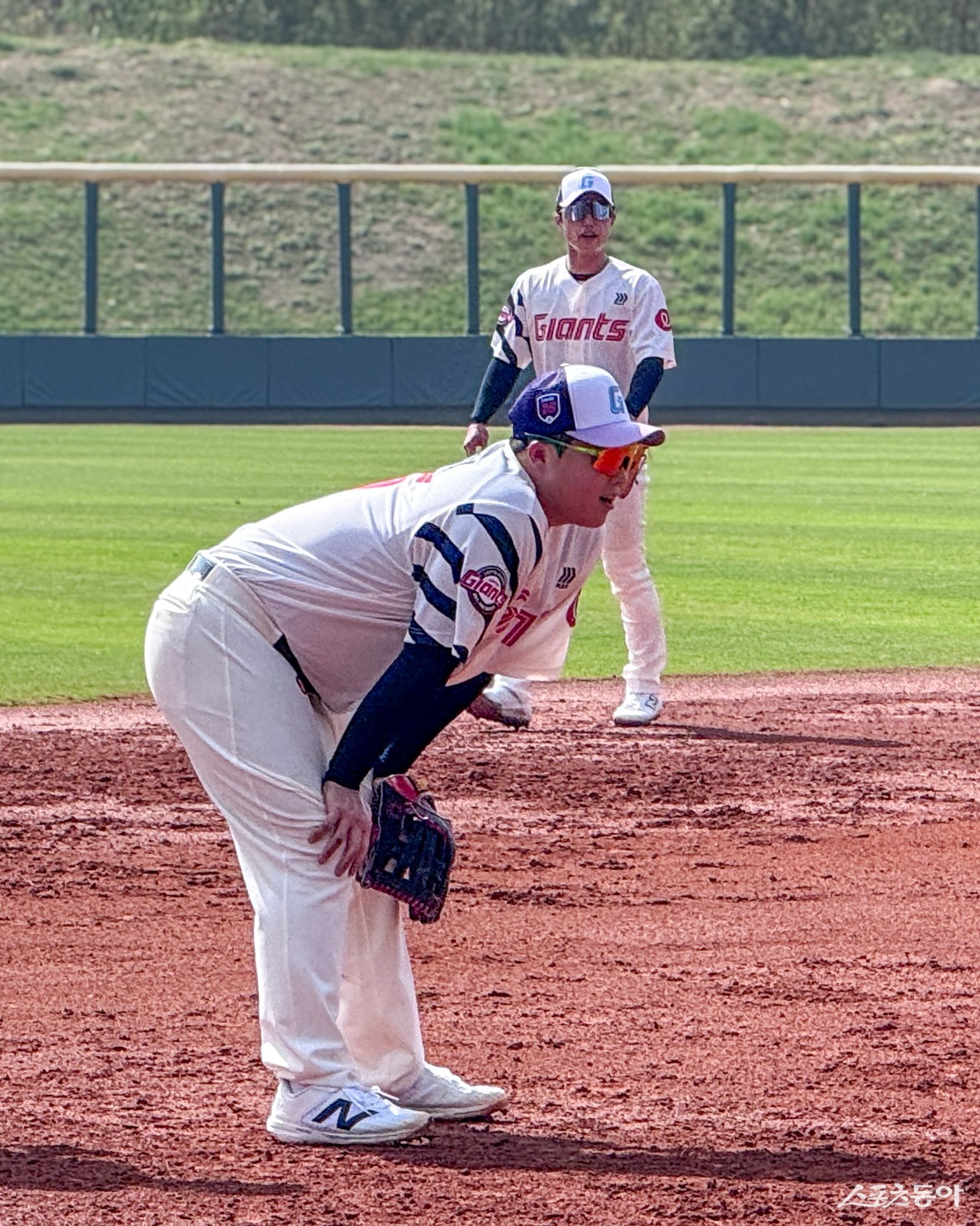 롯데 한동희가 27일 대만 타이난 아시아-태평양국제야구훈련센터에서 열린 스프링캠프 도중 내야 수비 훈련을 소화하고 있다. 사진제공|롯데 자이언츠