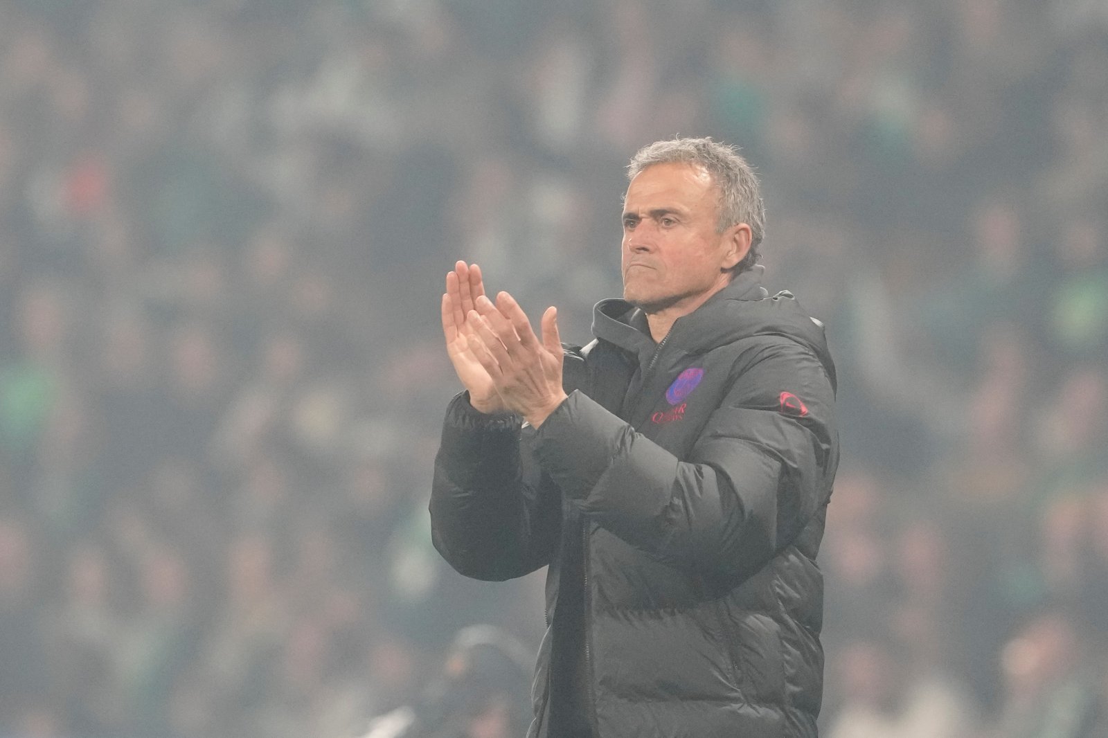 PSG가 루이스 엔리케 감독(사진)과 계약 연장을 놓고 최근 협상 테이블을 차렸다. AP뉴시스