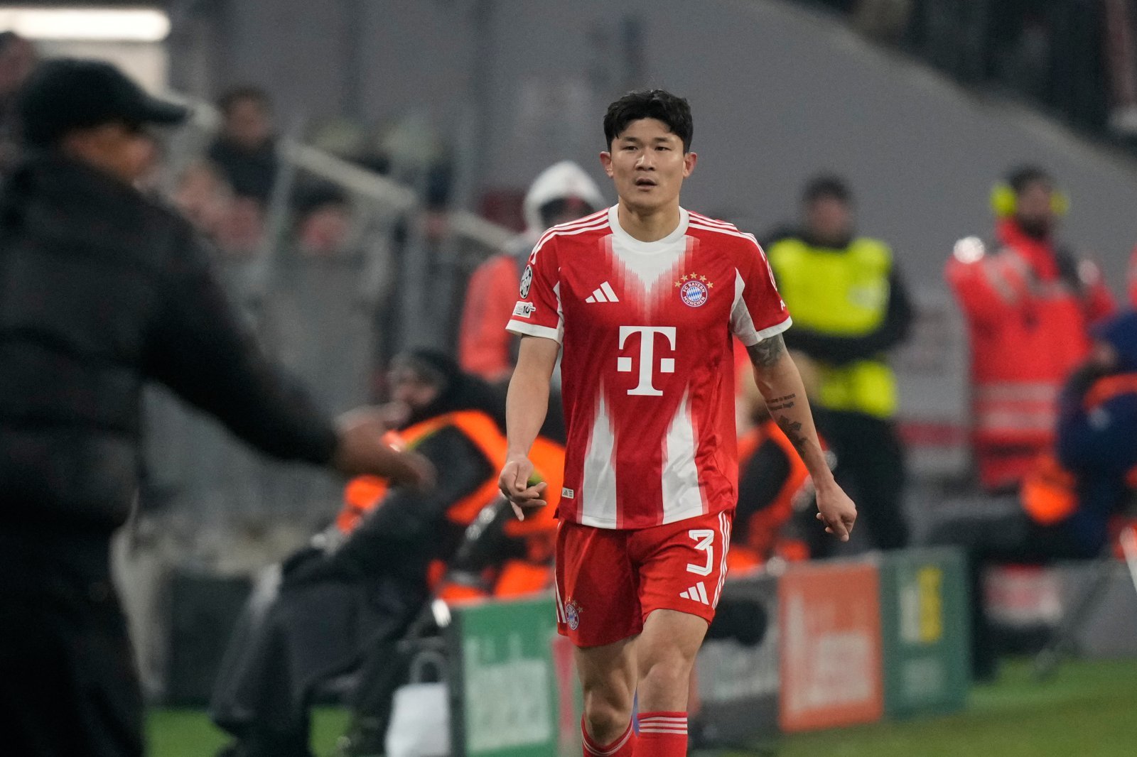 바이에른 뮌헨 김민재가 22일(한국시간) 위니옹 생질루아즈와 홈경기 도중 퇴장당하고 있다. 뮌헨｜AP뉴시스