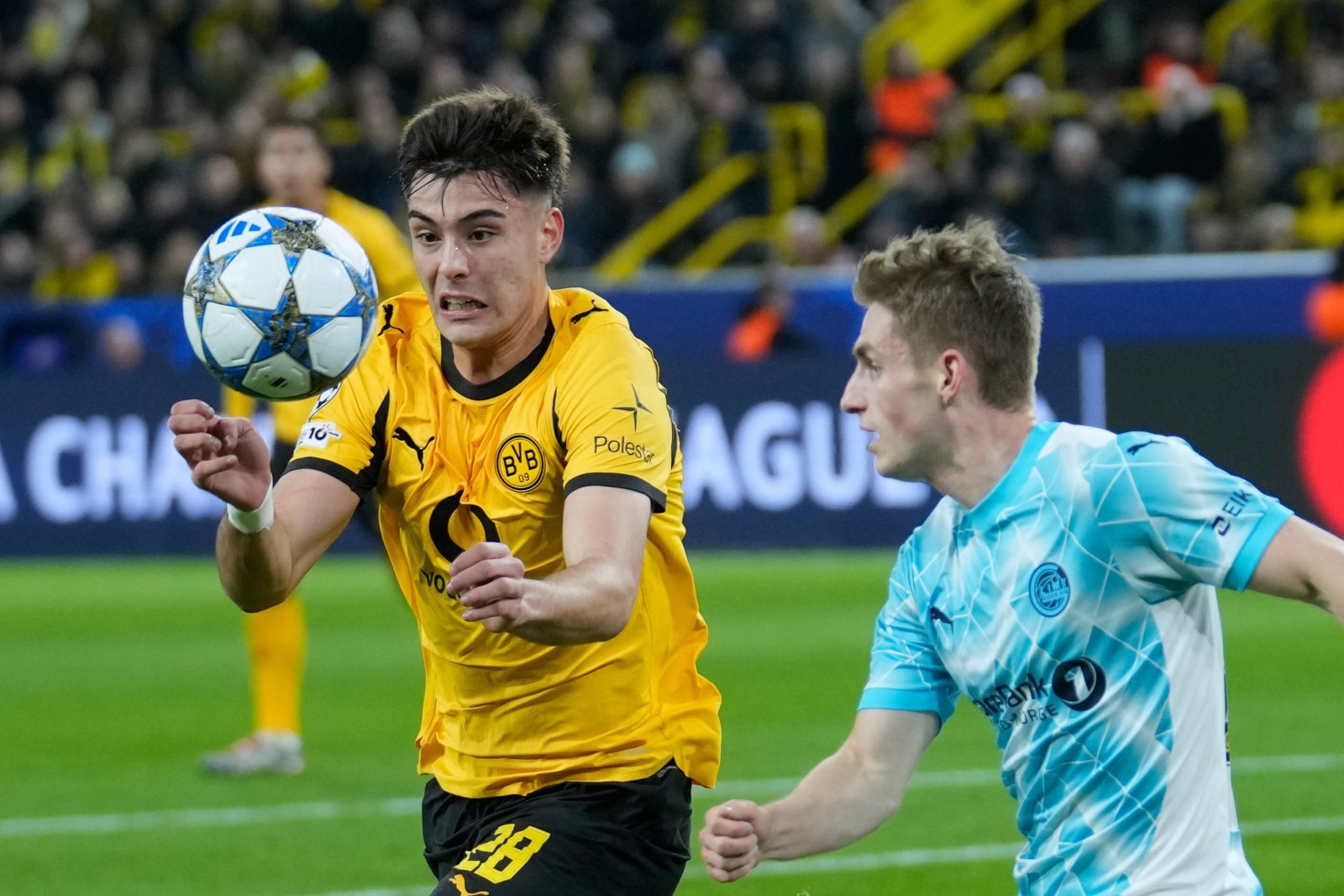 보루시아 도르트문트(독일)는 26일(한국시간) 구단 소셜미디어(SNS)를 통해 “첼시에서 임대 중인 수비수 아론 안셀미노(왼쪽)가 조기 복귀로 즉시 팀을 떠난다”고 발표했다. 도르트문트｜AP뉴시스