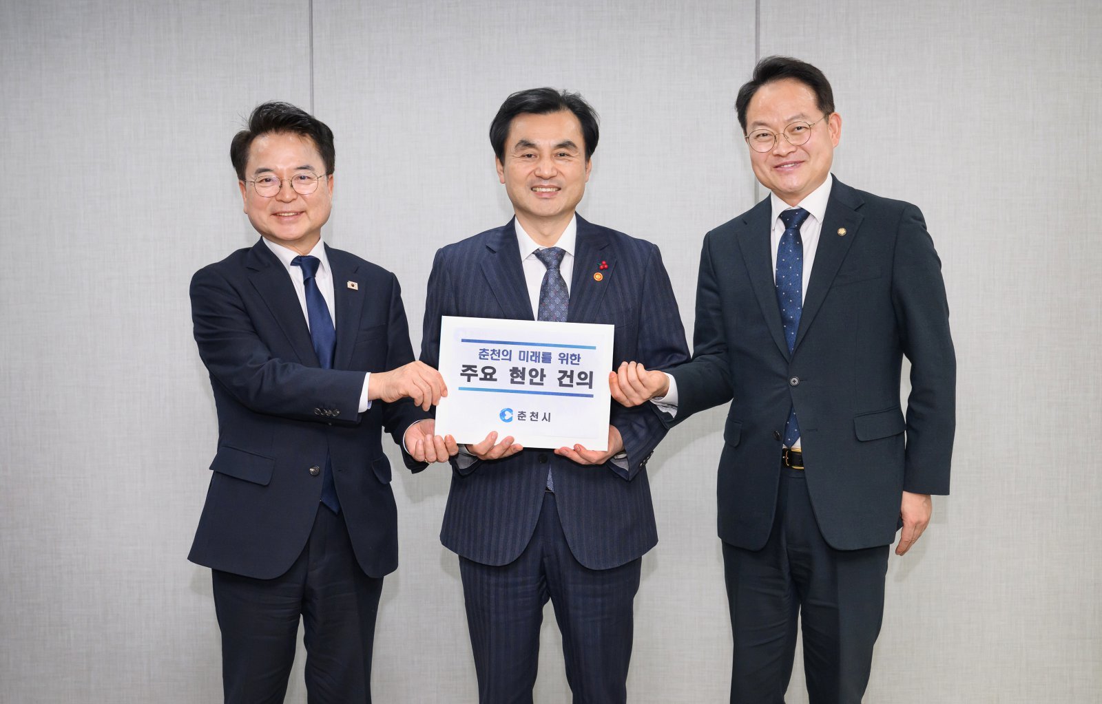 육동한 춘천시장(왼쪽)이 허영 국회의원(오른쪽) 등 지역 정치권과 함께 안규백 국방부장관(가운데)을 마나 지역 국방 현안에 대해 전폭적인 지원을 건의했다. 사진제공 ㅣ 춘천시