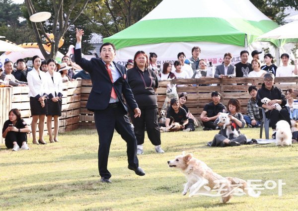 주낙영 경주시장이 반려동물 페스티벌 행사에 함께 참여하고 있다. 사진제공 ㅣ 경주시