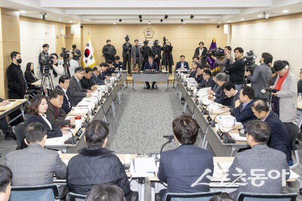 경상북도의회가 경북·대구행정통합특별위원회 회의를 진행하고 있다. 사진제공 ㅣ경북도의회