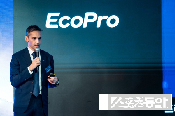 킴벌 비르디(Kimbal Virdi) 에코프로 유럽 법인장이 최근 열린 에코프로 전략 설명회 행사에서 고객들을 대상으로 삼원계 배터리 경쟁력에 대해 설명하고 있는 모습. 사진제공ㅣ에코프로