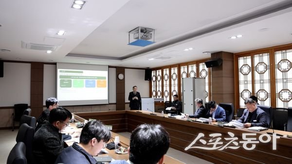 군위군이 ‘파크골프장 운영관리방안 수립용역 중간보고회’를 진행하고 있는 모습. 사진제공ㅣ군위군