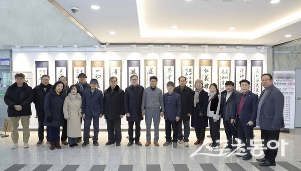 대구 북구청이 복현1동 주민자치센터 프로그램인 한문서예반 회원들이 참여한 작품 전시회를 열고 기념촬영을 하고 있는 모습. 사진제공ㅣ대구 북구