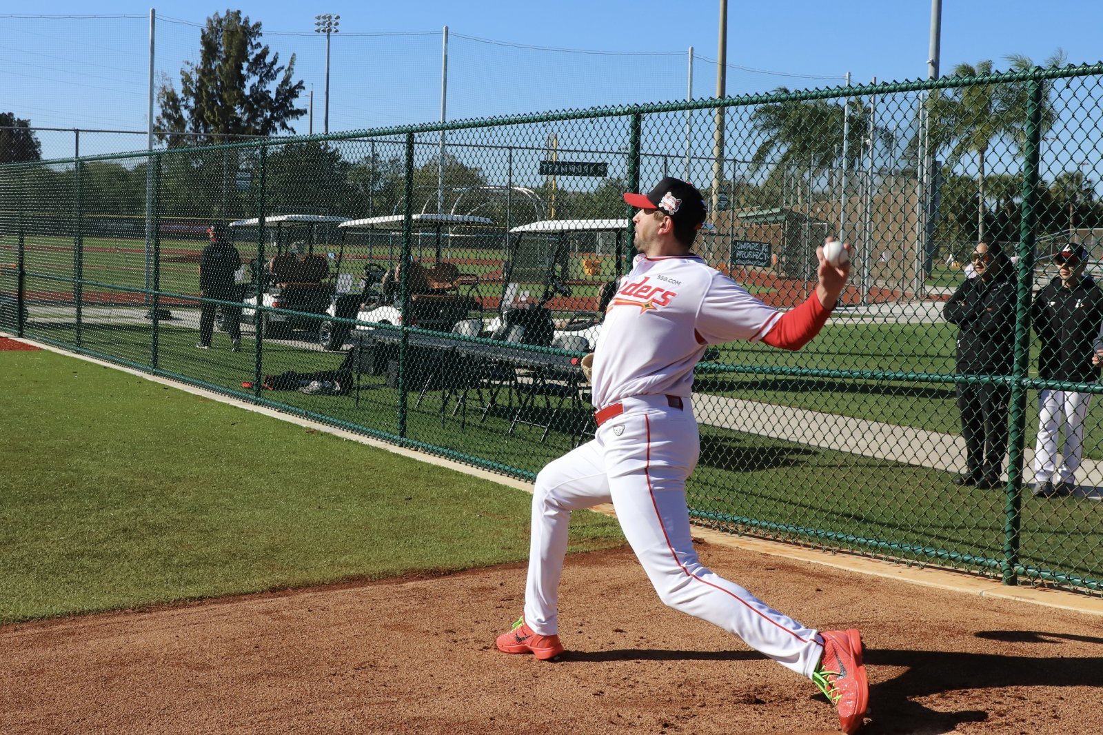 SSG 새 외국인투수 앤서니 베니지아노가 27일(현지시간) 미국 플로리다주 베로비치에 위치한 재키 로빈슨 트레이닝 콤플렉스에서 올해 첫 불펜 피칭을 실시하고 있다. 사진제공|SSG 랜더스