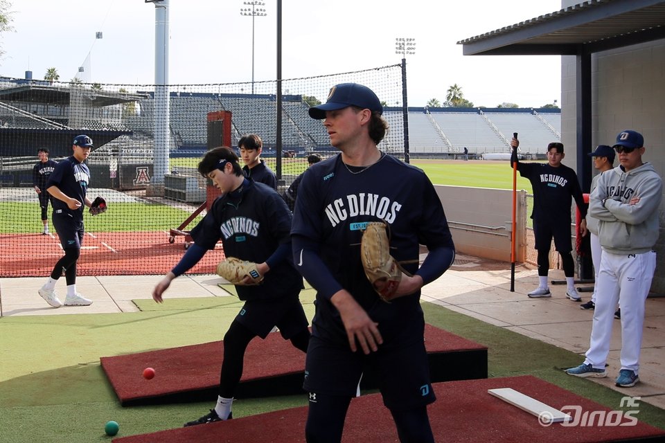 새 외국인투수 커티스 테일러(앞)는 NC에 순조롭게 적응하고 있다. 사진제공|NC 다이노스