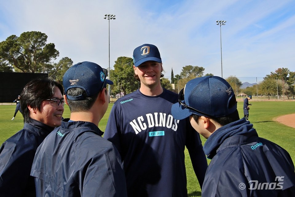 새 외국인투수 커티스 테일러(왼쪽 세 번째)는 NC에 순조롭게 적응하고 있다. 사진제공|NC 다이노스