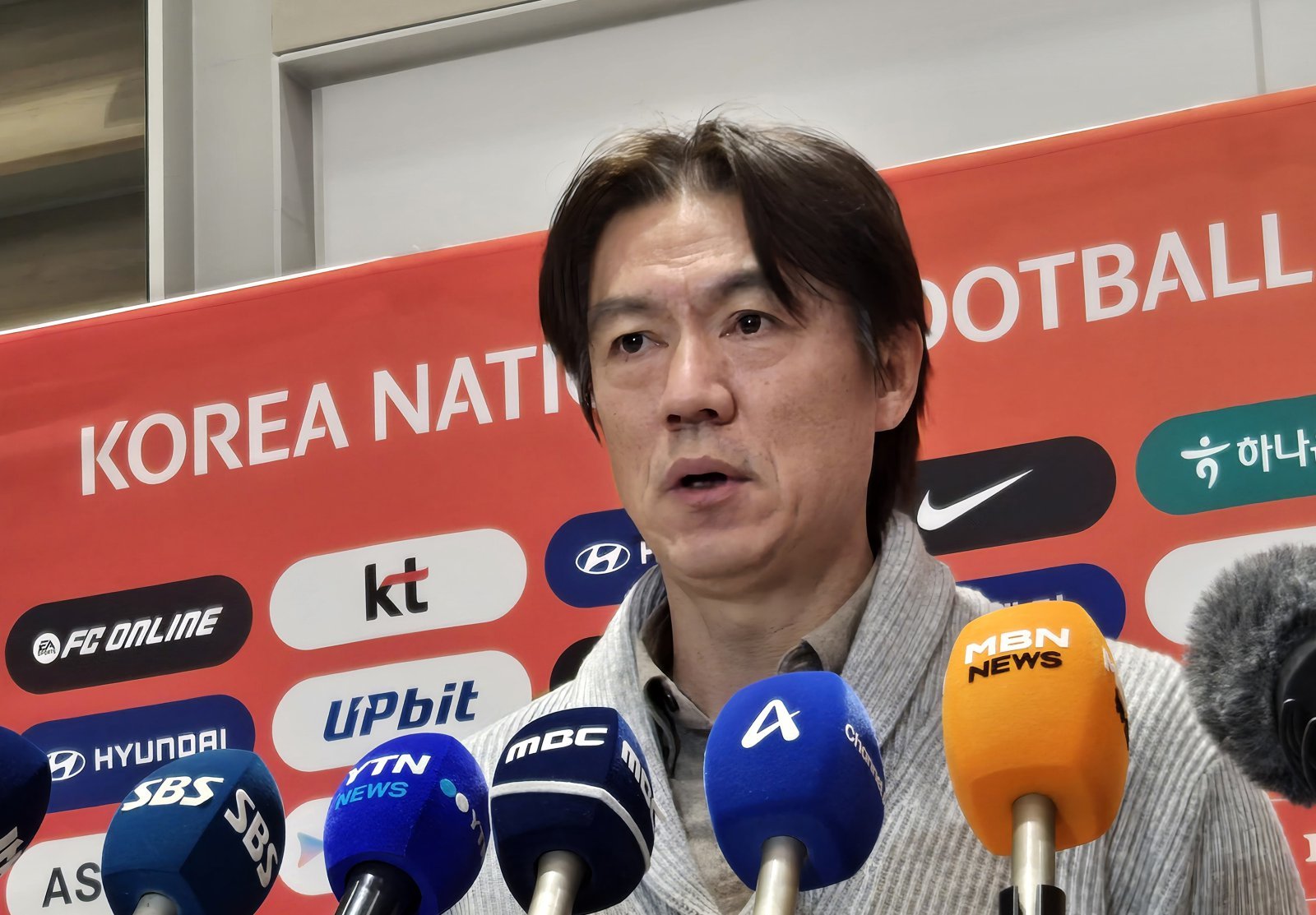 홍명보 축구국가대표팀 감독이 지난해 12월 12일 인천국제공항에서 취재진의 질문에 답하고 있다. 뉴시스