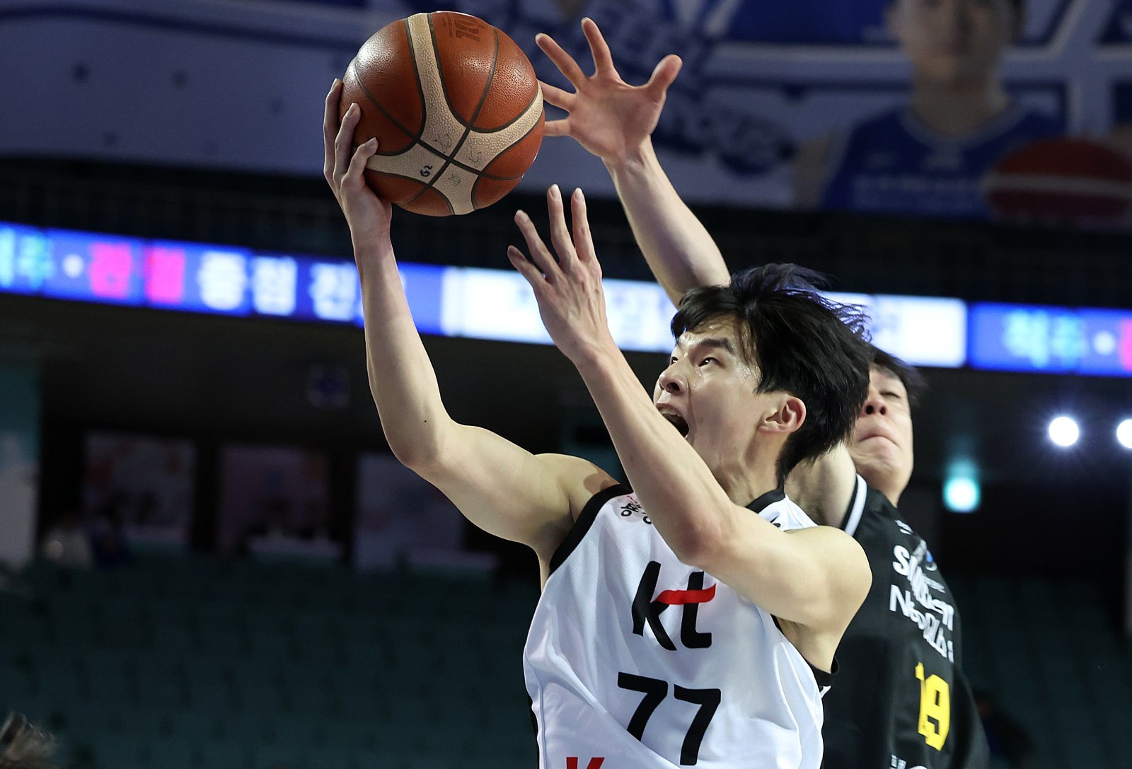 KT 강성욱은 이번 시즌 입단한 신인 선수 중 유일하게 두 자릿수 득점을 기록 중이다. 그의 활약은 기존 선수들에게도 자극제가 된다는 게 문경은 감독의 평가다.  뉴시스