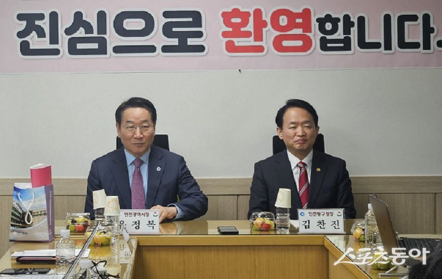 유정복 인천시장이 지난 27일 동구청에 연두방문하여 브리핑룸에서 기자들의 질문에 답하고 있다. 사진|박미정 기자