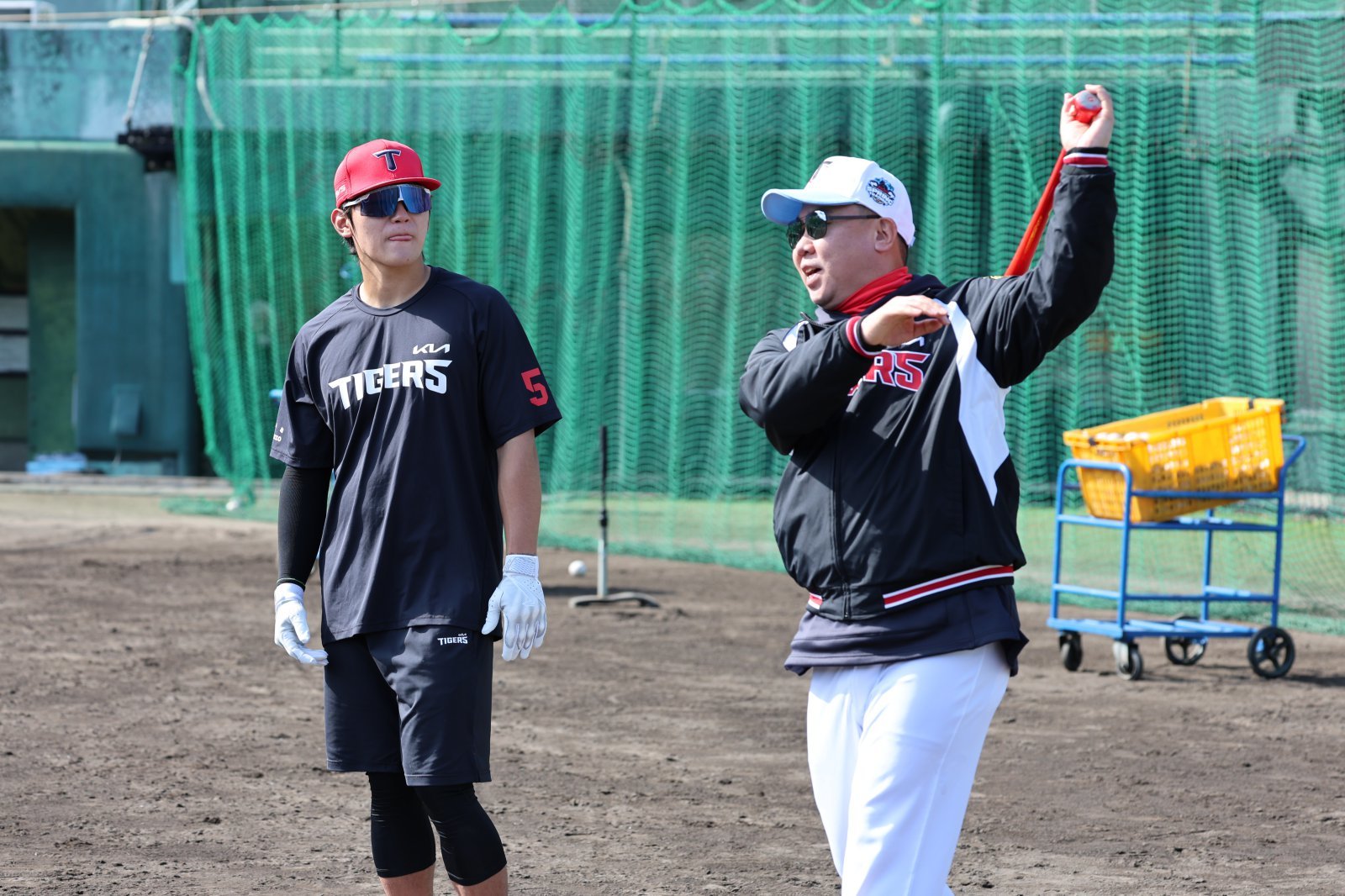 KIA 김도영(왼쪽)은 2026시즌 유격수로 기회를 받을 전망이다. 그는 부상 우려를 떨쳐내고 자신을 증명하겠다는 각오다. 사진제공｜KIA 타이거즈