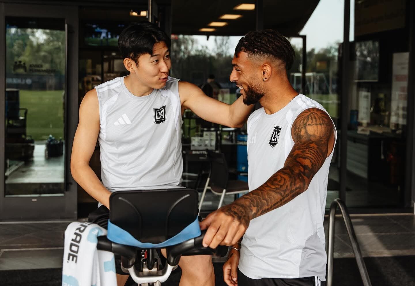 리오넬 메시가 몸담은 인터 마이애미가 드니 부앙가(오른쪽)의 영입에 나섰다는 디애슬레틱의 보도가 나온 뒤 LAFC에서는 손흥민과 부앙가가 함께 하는 모습을 담은 사진과 영상 등 여러 게시물을 SNS에 띄우고 있다. 사진출처｜LAFC 페이스북