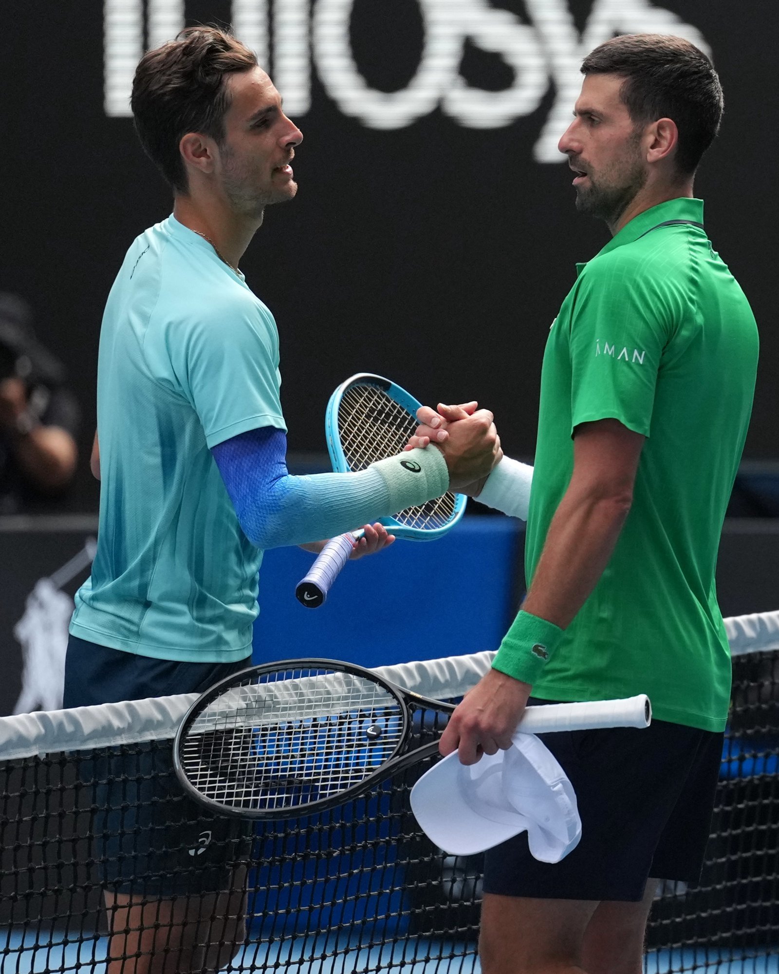 노박 조코비치(오른쪽)가 28일(한국시간) 호주 멜버른에서 열린 2026 호주오픈 테니스 대회 남자 단식 8강전에서 로렌초 무세티를 상대로 기권승을 거둔 뒤 무세티와 인사를 나누고 있다. 멜버른|AP뉴시스