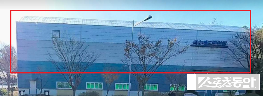 경기도 안양시 소유 체육시설 부지에서 환경영향평가 당시 사업면적이 축소됐다는 의혹과 함께 무허가 가설건축물과 공작물이 장기간 방치돼 왔다는 정황이 드러나면서 행정 관리 부실 논란이 확산되고 있다(가설건축물). 사진｜김영근 기자