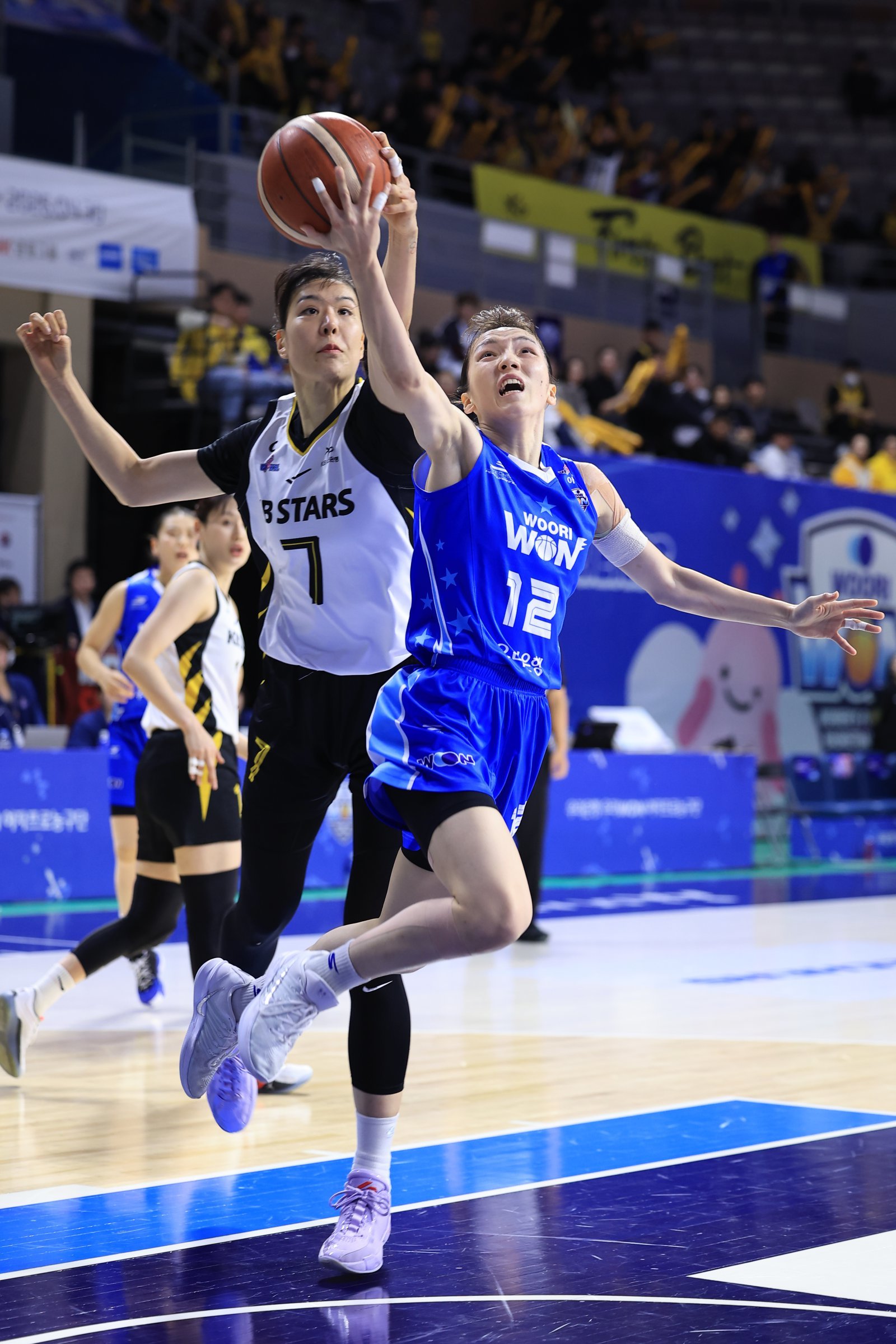 KB스타즈 박지수(왼쪽)가 28일 아산 이순신체육관서 열린 우리은행전서 오니즈카 아야노의 슛을 막아내고 있다. 사진제공｜WKBL
