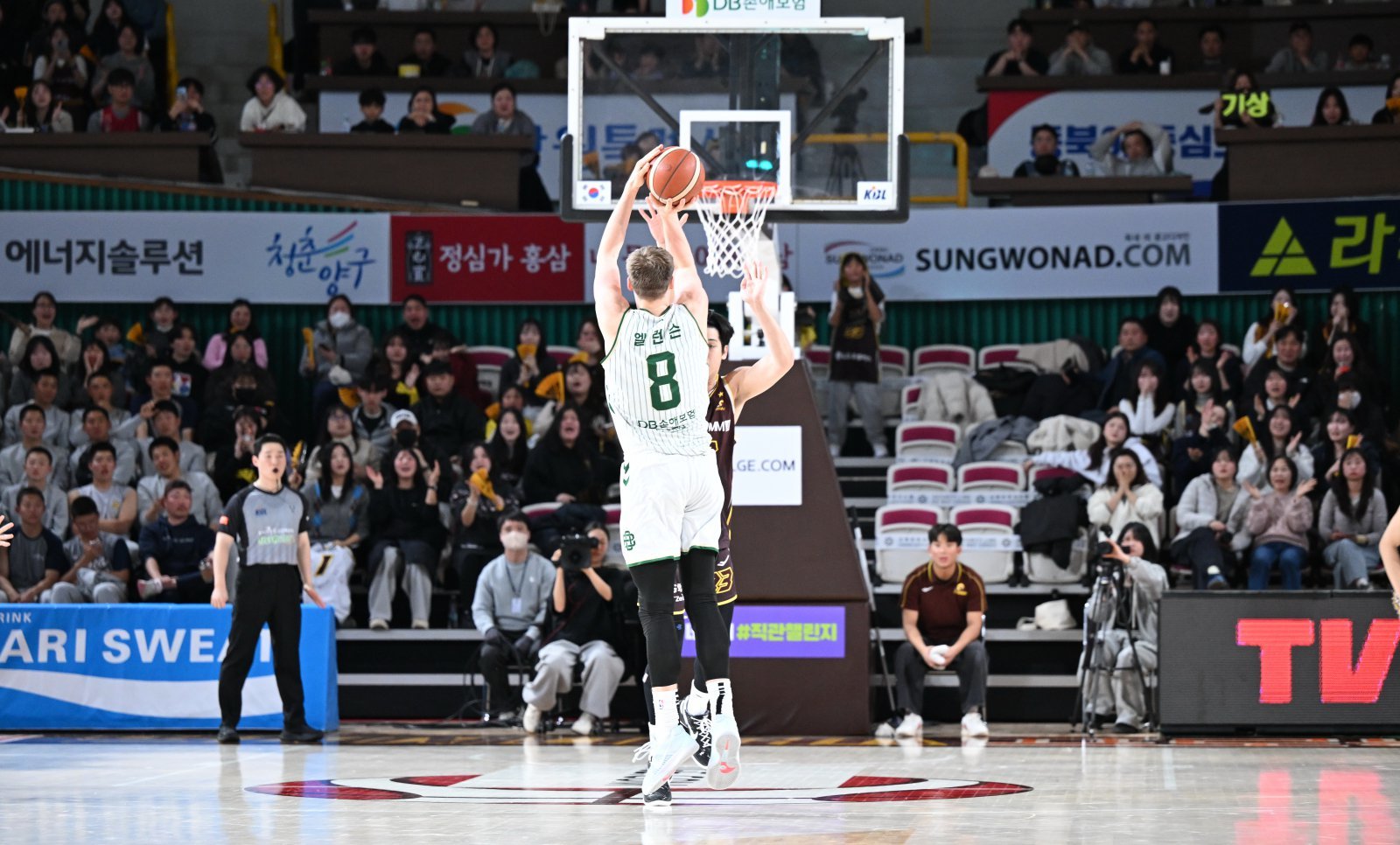 DB 헨리 엘런슨(8번)은 28일 창원서 열린 LG와 원정경기서 23점·11리바운드로 활약하며 선두 경쟁의 발판을 만들었다. 사진제공｜KBL