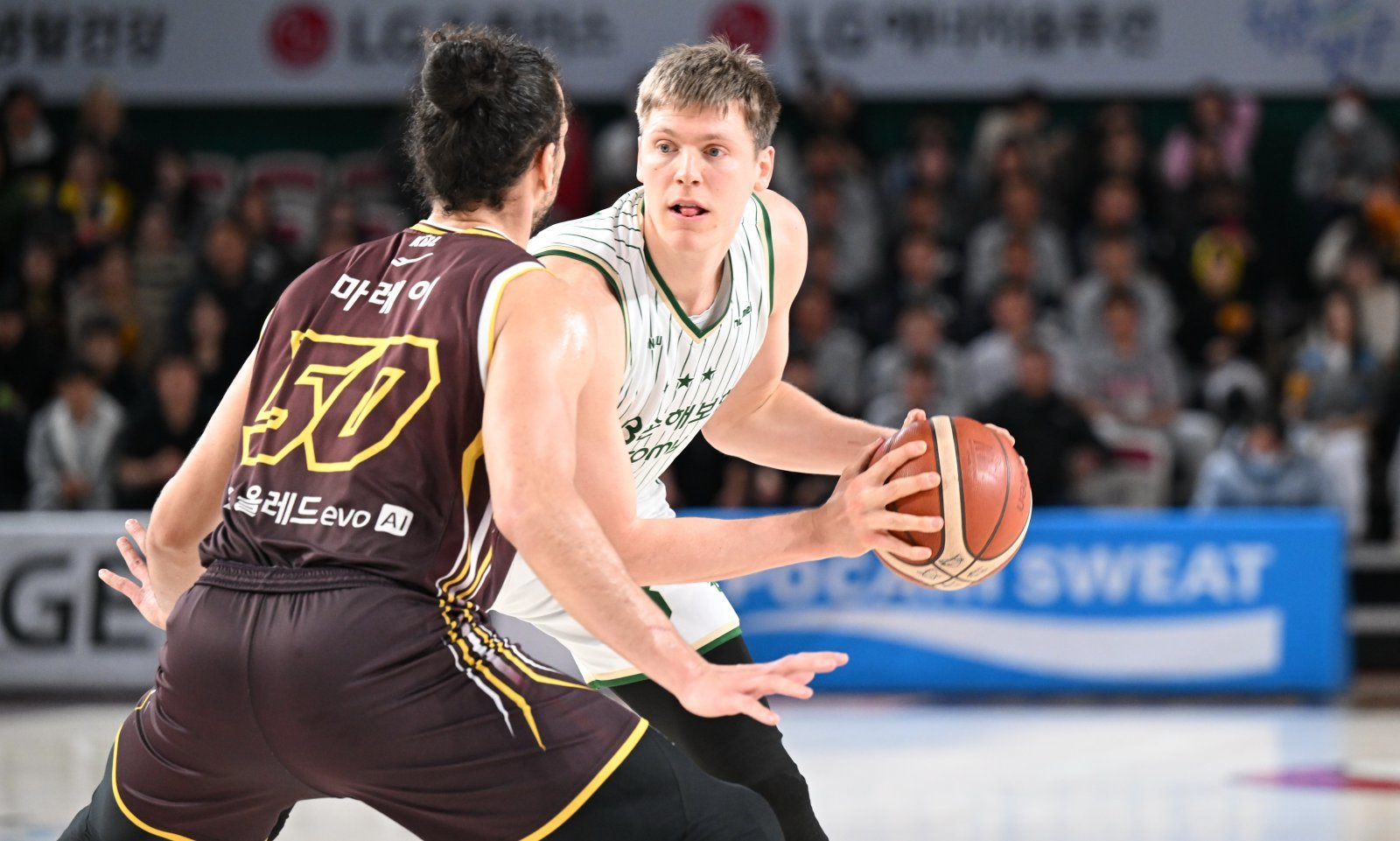 DB 헨리 엘런슨(오른쪽)은 28일 창원서 열린 LG와 원정경기서 23점·11리바운드로 활약하며 선두 경쟁의 발판을 만들었다. 사진제공｜KBL