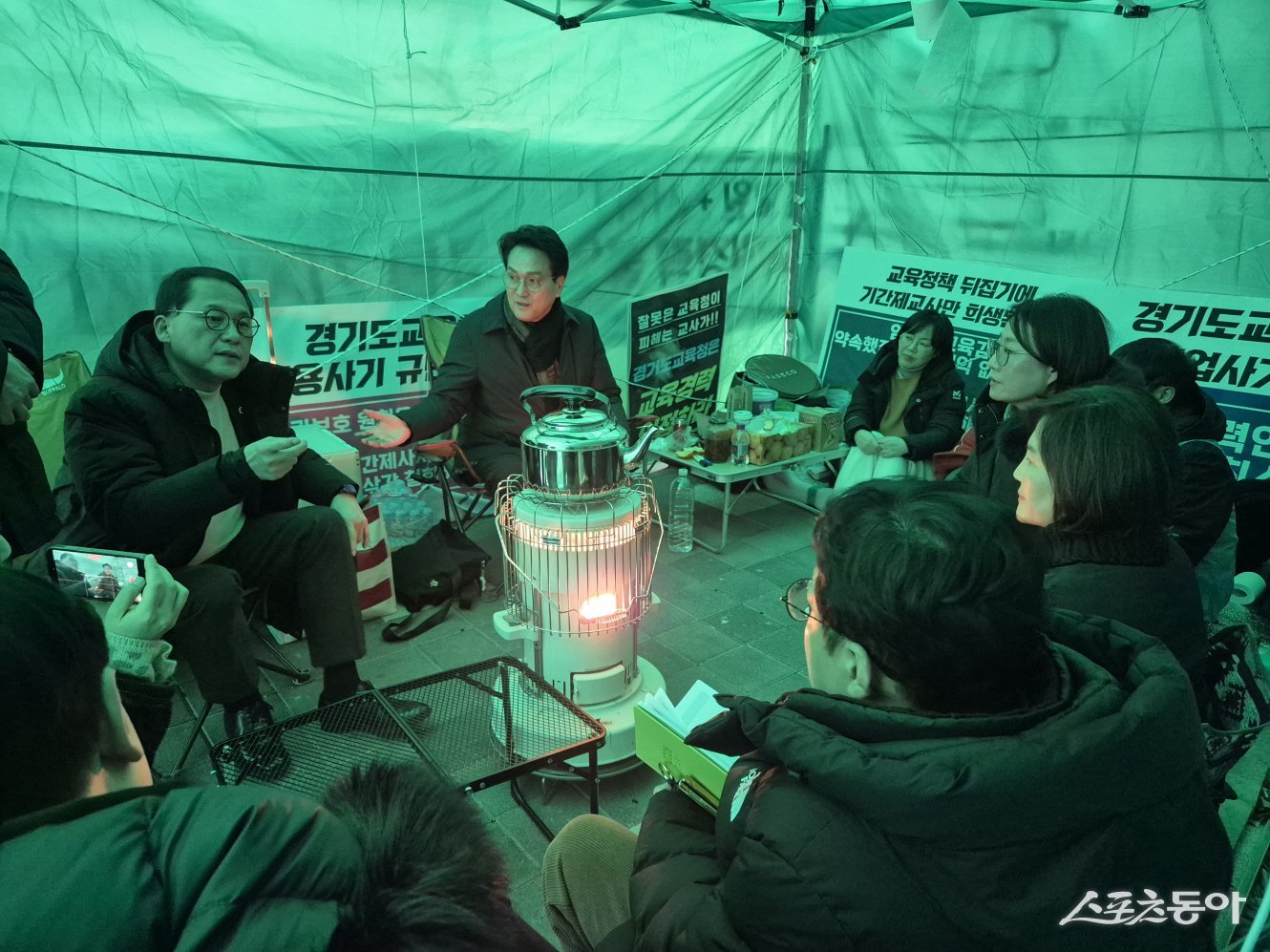 경기도의회 교육기획위원회 안광률 위원장(더불어민주당·시흥1)은 지난 27일 오후 경기도교육청 1층 외부에 설치된 ‘기간제 사서교사 경력 인정 문제 해결 촉구 천막 농성장’을 방문해 현장 교사들의 목소리를 직접 청취하고, 경력 인정 문제 해결을 위한 방안을 논의했다. 사진제공｜안광률 위원장