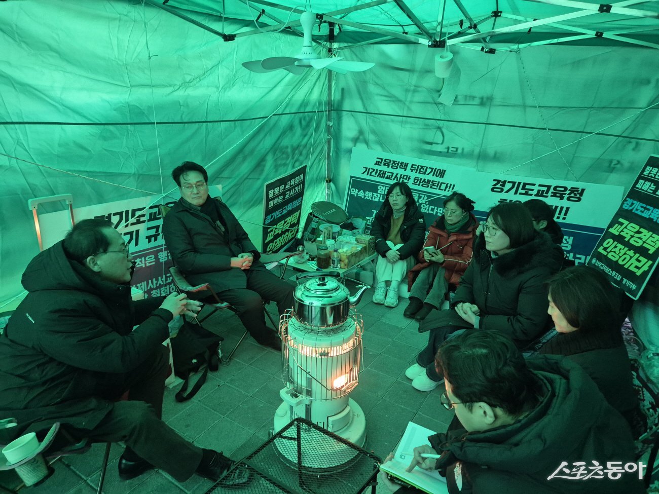 경기도의회 교육기획위원회 안광률 위원장(더불어민주당·시흥1)은 지난 27일 오후 경기도교육청 1층 외부에 설치된 ‘기간제 사서교사 경력 인정 문제 해결 촉구 천막 농성장’을 방문해 현장 교사들의 목소리를 직접 청취하고, 경력 인정 문제 해결을 위한 방안을 논의했다. 사진제공｜안광률 위원장
