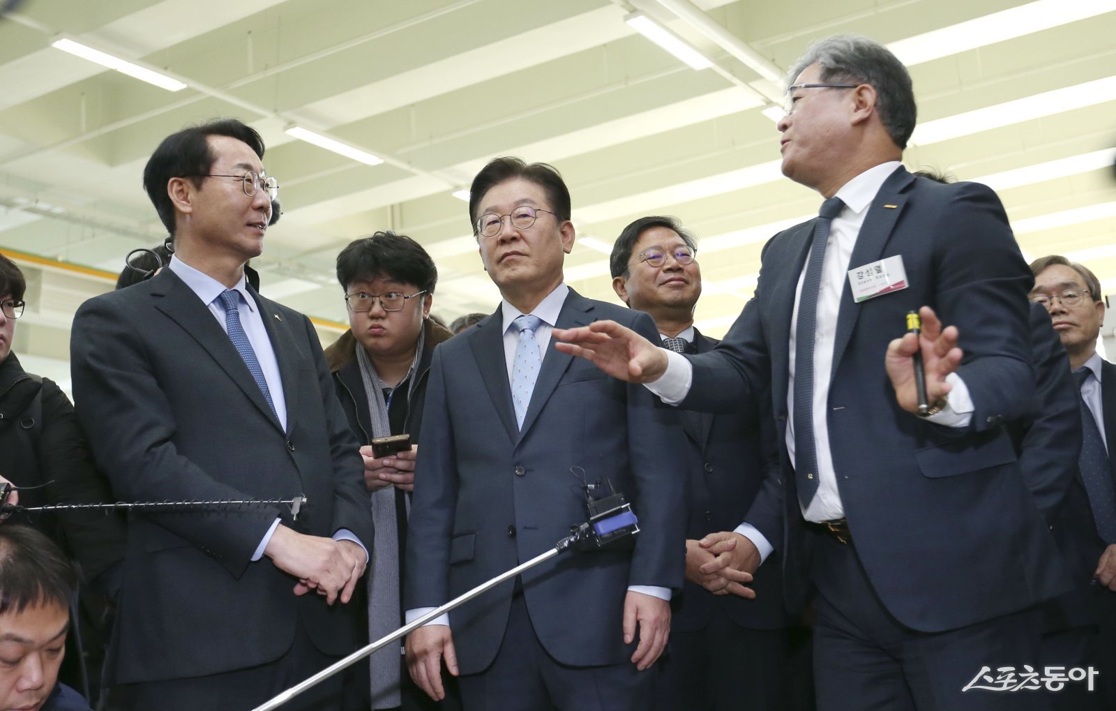 정명근 화성특례시장과 이재명 당시 더불어민주당 당대표가 악수를 하고 있다. 사진제공｜화성시