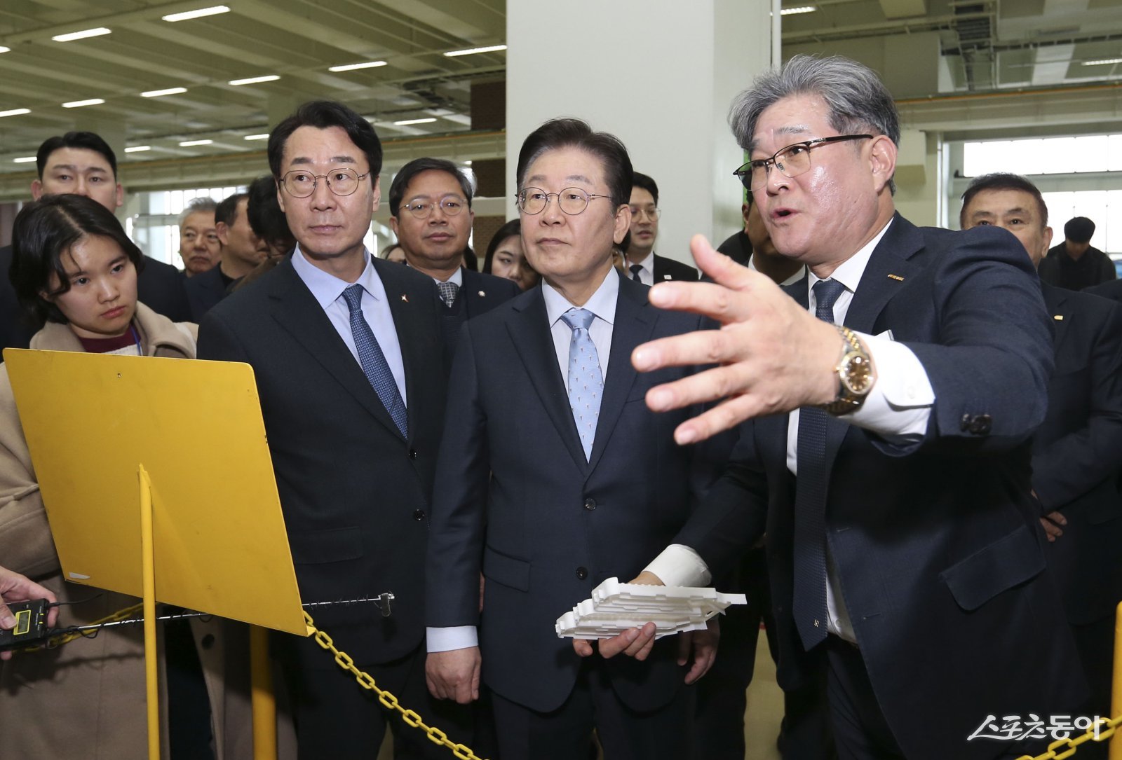 정명근 화성특례시장과 이재명 당시 더불어민주당 당대표가 악수를 하고 있다. 사진제공｜화성시