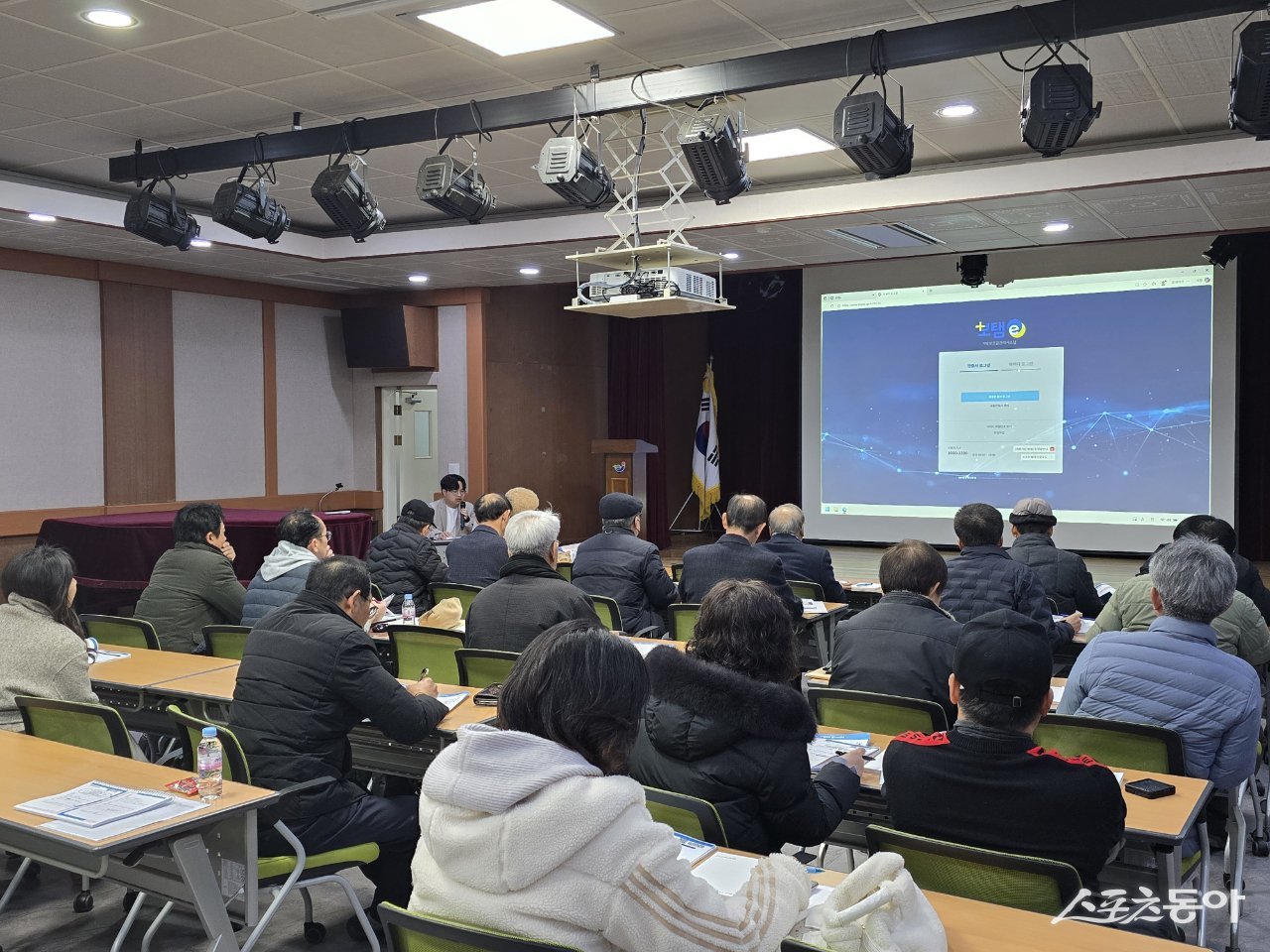 장흥군은 지난 27일 문화예술회관 소공연장에서 ‘2026년 문화예술단체 보조사업 절차 교육’을 개최했다. 사진｜장흥군