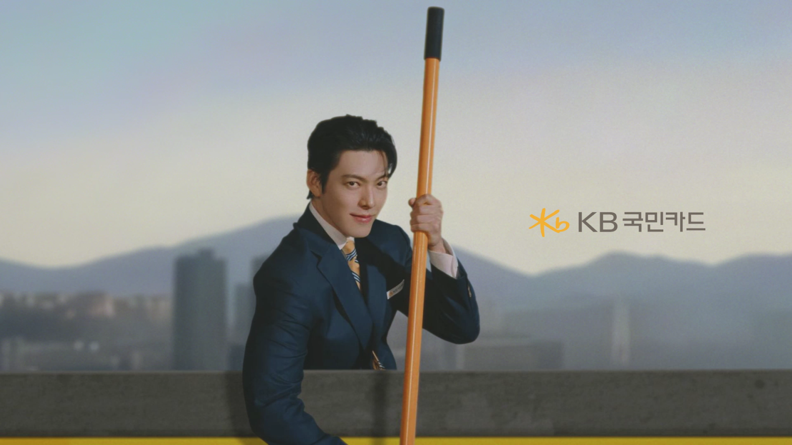 새 모델 김우빈이 출연한 티저 CF. 사진제공｜KB국민카드