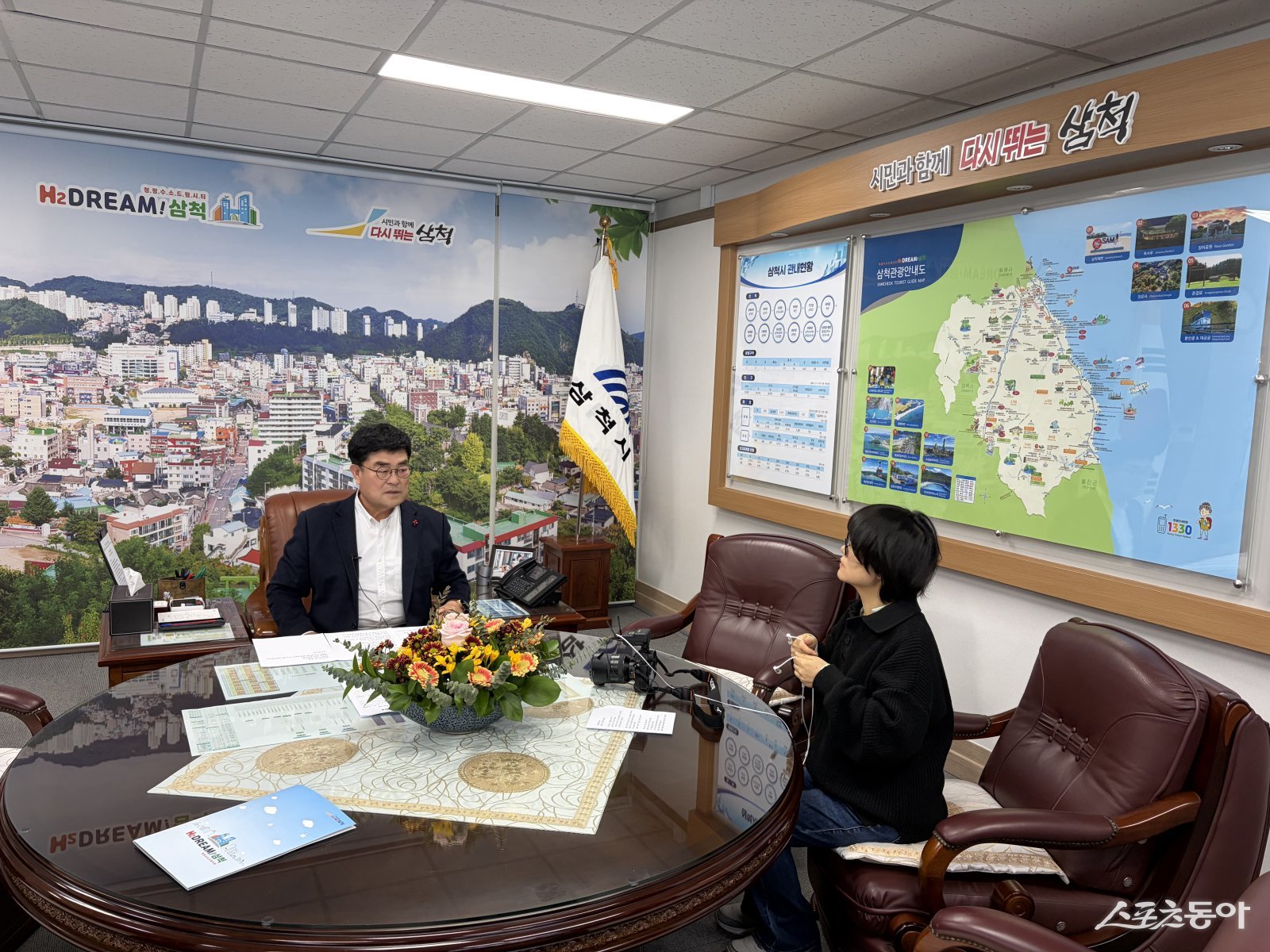 ‘청렴 메시지’를 녹음하고 있는 박상수 삼척시장. 삼척시 제공