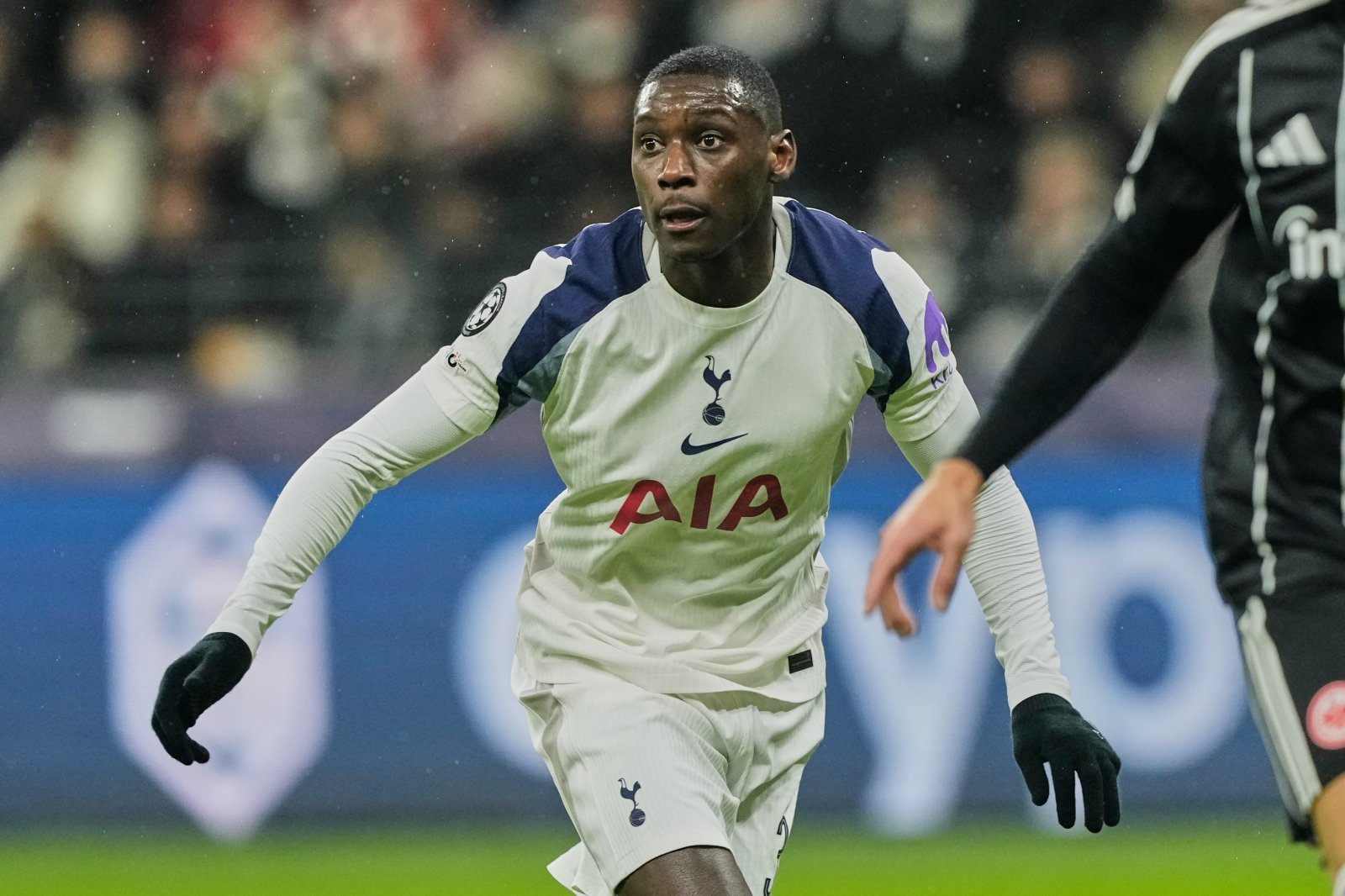 토트넘 공격수 랑달 콜로 무아니는 26일(한국시간) 영국 M25 고속도로서 자신의 검은색 페라리 차량의 타이어가 터져 경미한 사고를 입었다. AP뉴시스