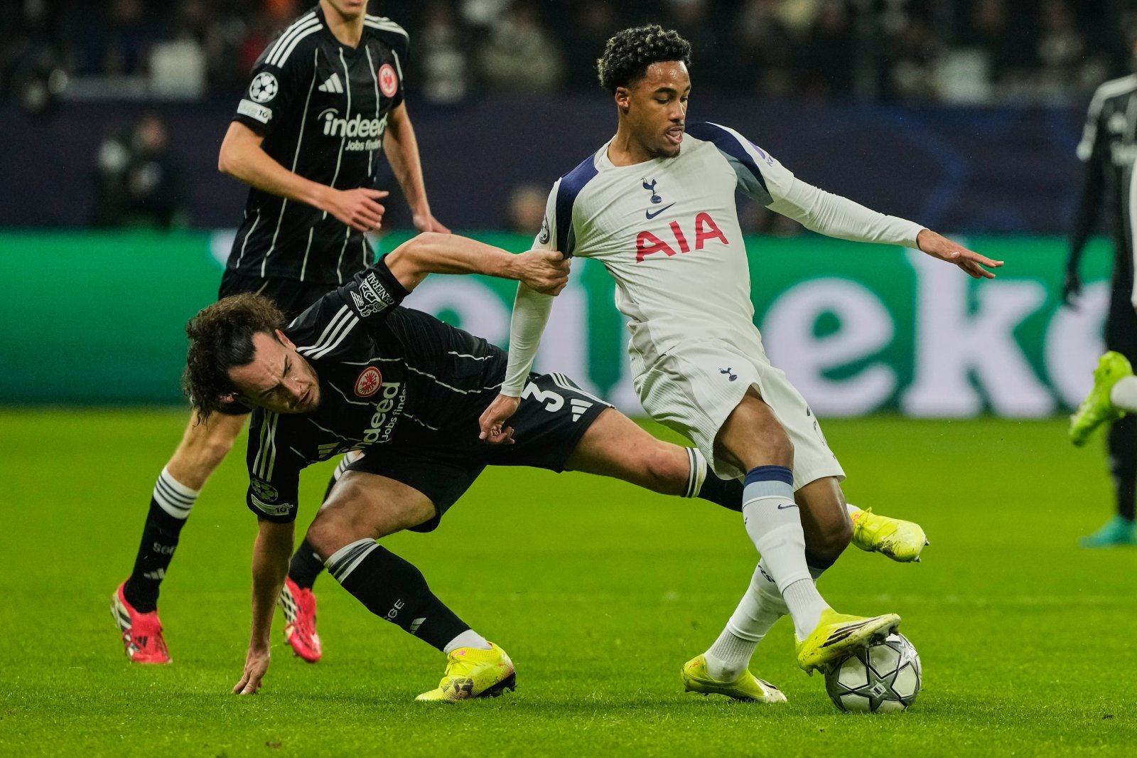 토트넘 공격수 윌송 오도베르(앞 오른쪽)는 29일(한국시간) 프랑크푸르트와 원정경기를 앞두고 독일에 지각합류했다. 26일 영국 M25 고속도로서 팀동료 콜로 무아니가 경미한 사고를 입자 그를 구하고자 구조를 요청하느라 선수단 본진과 비행기에 오르지 못했기 때문이다. AP뉴시스