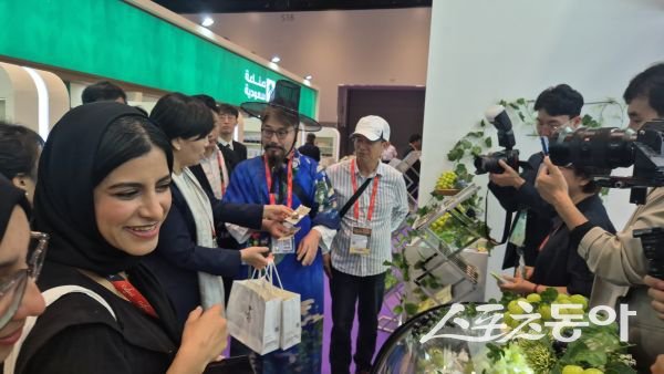 두바이에서 열린 걸푸드(GULFOOD) 식품박람회에서 한국관 홍보부스에 많은 외국인들이 영주산 샤인머스캣, 산양삼 가공제품을 구경하고 있는 모습. 사진제공ㅣ영주시