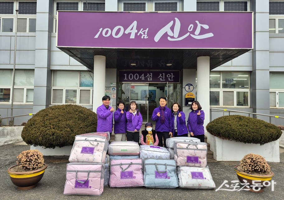 김금단 할머니가 최근 자은면사무소 관계자와 이불 전달식을 진행했다. 사진제공=신안군