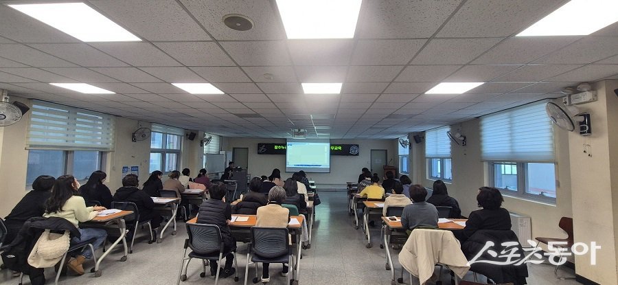 인천 서구, 장수누리터 확대운영에 따른 방문서비스 다학제인력 실무교육을 진행했다. 사진제공|인천 서구청