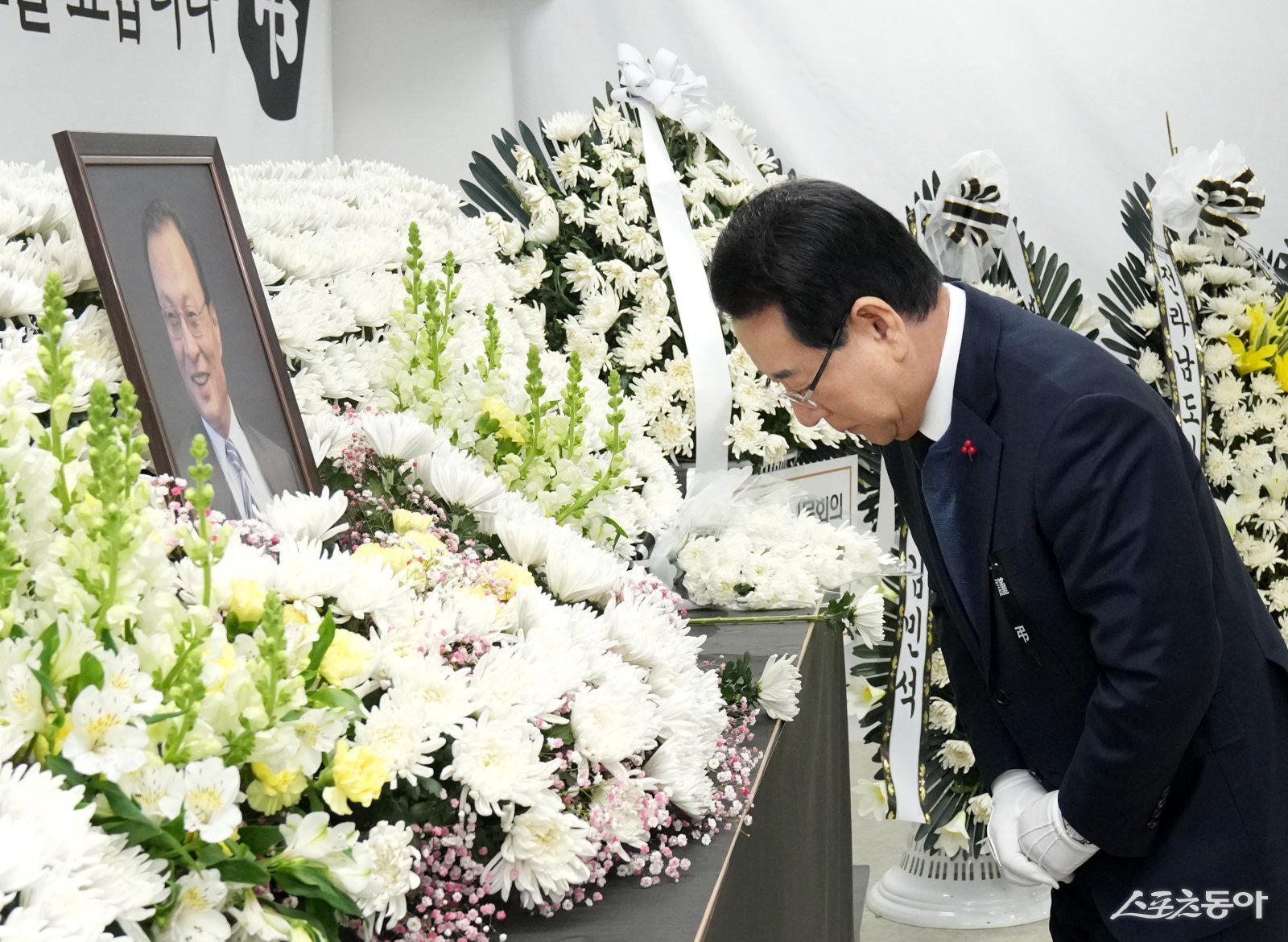 김영록 전남지사가 故 이해찬 전 총리 합동분향소를 찾아 조문했다. 사진|전남도