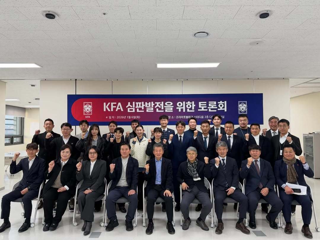 대한축구협회 정몽규 회장(앞줄 가운데)을 비롯한 임직원과 한국프로축구연맹 임직원이 6일 충남 천안 코리아풋볼파크에서 열린 KFA 심판발전을 위한 토론회에 참석했다. 사진제공｜대한축구협회