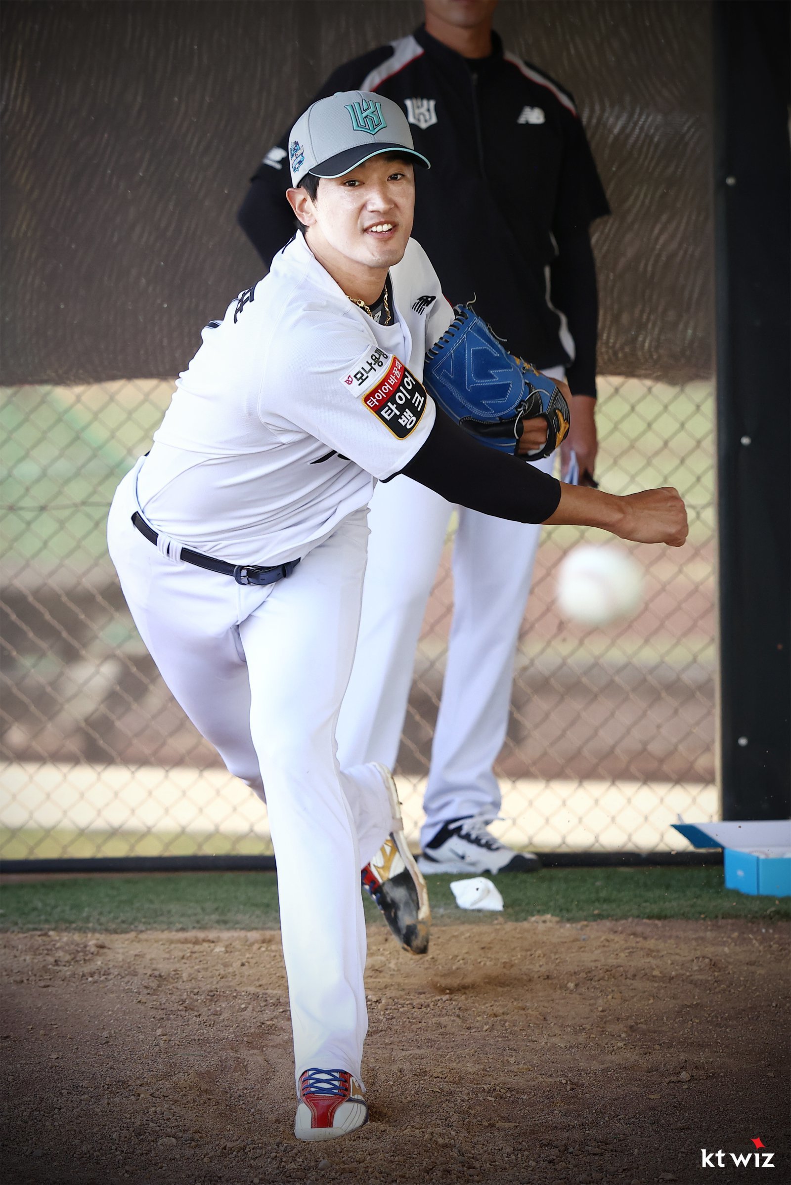 KT 고영표가 29일 호주 질롱 베이스볼 센터에서 열린 스프링캠프 도중 불펜피칭을 소화하고 있다. 사진제공|KT 위즈